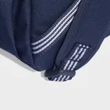 Mochila Adidas Adicolor Classic azul marino con logo blanco. Tiene un compartimento principal amplio, un bolsillo frontal adicional y bolsillos laterales. Las correas son acolchadas y ajustables.