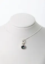 Collar de plata 925 con dije de topacio místico, diseño delicado y elegante.