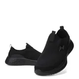 Championes deportivos Umbro tipo slip-on, completamente negros, con capellada de tejido de punto transpirable y suela gruesa con textura en la parte trasera. Presentan el logo de Umbro en relieve en el lateral.