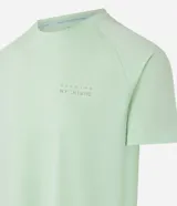 Remera deportiva color verde claro, de corte regular, con cuello redondo y mangas cortas. Estampa con la frase "Seeking My Highs" en el frente.