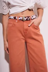 Pantalón jean color verde oliva, de corte wide leg y tiro medio.