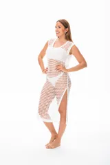 Vestido de playa blanco de tejido calado, corte recto y largo midi con aberturas laterales.