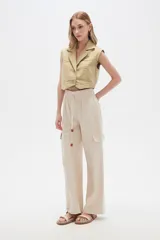 Pantalón cargo color beige de viscosa, tiro alto, corte recto y bolsillos laterales.