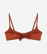 Top de bikini color ladrillo, de microfibra brillante, con breteles finos y adorno metálico en el centro del busto.