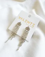 Caravanas plateadas con diseño colgante y detalles brillantes.