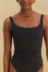 Traje de baño enterizo negro con textura de panal de abeja, escote cuadrado, tirantes anchos y cinturón con hebilla redonda.