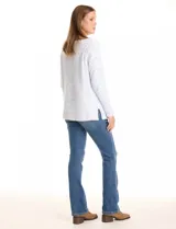 Buzo de tejido soft jaspeado en blanco y azul, con escote a la base, mangas largas de corte recto y ruedo con terminación recta y pequeños tajos laterales.