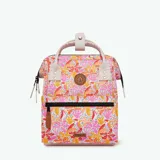 Mochila Cabaia Adventurer Pirae con estampado de hojas y flores en tonos rosa, naranja y amarillo sobre fondo blanco. Tiene sistema MOLLE, compartimento acolchado para tablet o PC, correa para sujetar a la maleta y tirantes acolchados antitranspirantes.