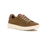 Zapato casual acordonado para hombre, color marrón (kaki), estilo zapatilla urbana con suela gruesa color crema. Presenta detalles en cuero marrón más oscuro en el talón y ojales.