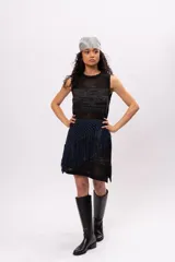 Minivestido negro de tejido de red con lurex plateado, corte recto y falda con flecos azul marino.