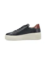 Sneaker Adelaida de cuero graneado color verde oliva, con cordones de algodón y suela elevada color crema.