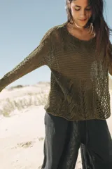 Sweater de lino azul marino, tejido a mano con diseño de patchwork de cables, silueta holgada, manga larga, cuello a la base y largo a la cadera.