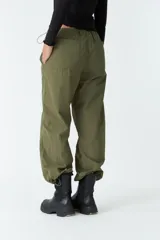 Pantalón negro de tiro medio, corte recto cropped y bolsillos laterales.