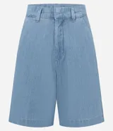 Bermuda regular de cintura alta, confeccionada en jeans, con cintura sastre, trabillas en la cintura y cierre tradicional.