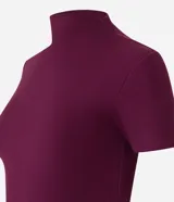Blusa corta rosa de rib, con cuello alto y mangas cortas.