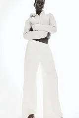 Pantalón largo color blanco, de punto de algodón, con cintura elástica y cordón ajustable.