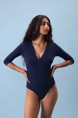 Body manga 3/4 azul marino de algodón suave con escote cruzado y abertura inferior con broches.