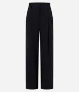 Pantalón de vestir negro, de corte recto, con trabillas en la cintura y elástico en la parte trasera.