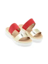 Sandalias de cuero color beige con una tira delantera color beige y otra color bronce.