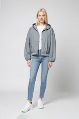 Campera negra de corte holgado con capucha y cierre frontal, ideal para una variedad de looks.