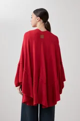 Ruana tejida color rojo con volados.