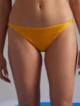 Bombacha de bikini color mostaza, corte clásico con laterales finos.