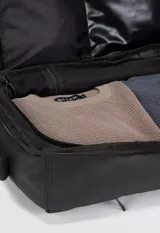 Mochila de viaje negra con múltiples compartimentos y correas ajustables. Incluye compartimento acolchado para laptop, espalda y mangos acolchados, hebillas en el pecho, panel trasero transpirable, compartimentos de micromalla para ropa, compartimento a prueba de derrames, bolsillos exteriores de acceso rápido, organizadores internos y asa de enganche a la maleta.