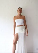 Pollera larga de microtul color crudo, con cintura alta fruncida y abertura lateral.