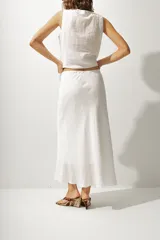 Falda midi de cuero color blanco, corte evasé y cintura alta.