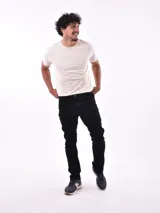 Pantalón jean negro de corte slim fit.