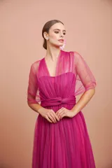 Vestido largo color fucsia de micro tul, strapless y multi posición.