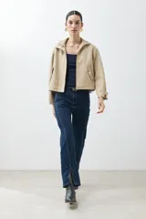 Pantalón de jean azul oscuro, de corte recto, con tajos en el ruedo.
