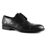 Zapato de vestir acordonado de cuero negro, con puntera lisa y suela de goma.