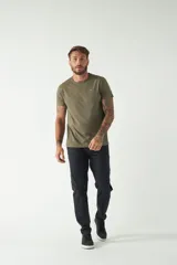 Remera básica color marrón claro, de corte regular, manga corta, cuello redondo y logo bordado en el pecho.