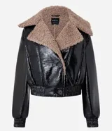 Campera biker negra de cuero sintético con efecto barnizado y cuello de peluche marrón. Tiene cierre delantero cruzado, mangas largas con puños ajustados y bolsillos laterales.