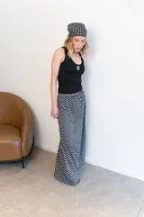 Pollera larga de viscosa con estampado de lunares blancos sobre fondo negro.