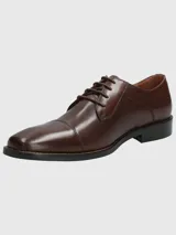 Zapato de vestir formal de cuero color marrón, con cordones y plantilla de cuero transpirable.