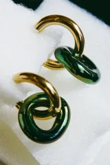 Par de aros colgantes con un eslabón dorado y otro eslabón verde tornasolado.