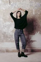 Remera negra de corte holgado, con cuello amplio y mangas 3/4.