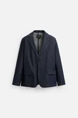 Blazer azul oscuro de denim, corte relaxed fit, con cuello de solapas de muesca, manga larga con puños abotonados, bolsillos de solapa en la cadera, abertura en el centro de la espalda y cierre frontal con botones. Sin forro interior.