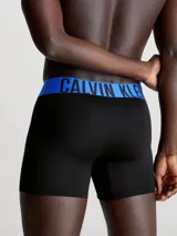 Pack de tres bóxers largos Calvin Klein de microfibra negra con cinturilla elástica con el logo de la marca en naranja, azul y gris.