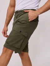 Bermuda cargo gris con bolsillos laterales y traseros con solapa.