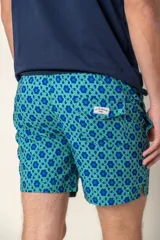 Short de baño azul con estampado de flores blancas, cintura elástica y cordón ajustable.