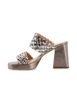 Sandalias con plataforma color peltre, con tiras trenzadas manualmente en dualidad de colores de cueros metalizados, taco cuadrado y suela en TR. Diseñado en Uruguay, fabricado en Brasil.