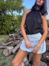 Minifalda de denim celeste claro, con efecto lavado y volado en el ruedo.