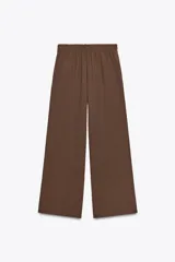 Pantalón marrón de tiro alto con cintura elástica y pierna ancha.