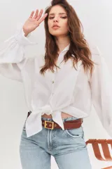 Cinturón negro de cuero sintético con hebilla cuadrada dorada y ojales metálicos.