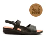 Sandalias bajas de cuero negro, con tira ancha sobre el empeine y tira elástica trasera. Suela color suela.