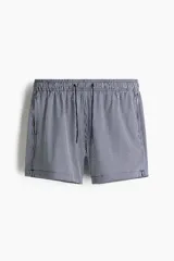 Short de baño azul marino con rayas verticales blancas, cintura elástica con cordón ajustable, bolsillos laterales y bolsillo trasero con cierre autoadherente.