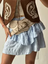 Minifalda celeste con volados y textura arrugada.